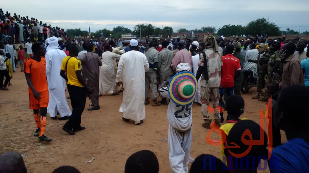 Tchad : tensions lors d'un match, les forces de sécurité évitent le pire à un arbitre et des joueurs. © Béchir Badjoury/Alwihda Info Tchad : tensions lors d'un match, les forces de sécurité évitent le pire à un arbitre et des joueurs. © Béchir Badjoury/Alwihda Info