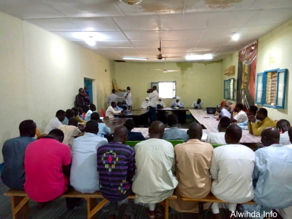 Tchad : des jeunes expriment leur colère devant trois députés à Abéché. © Abba Issa/Alwihda Info