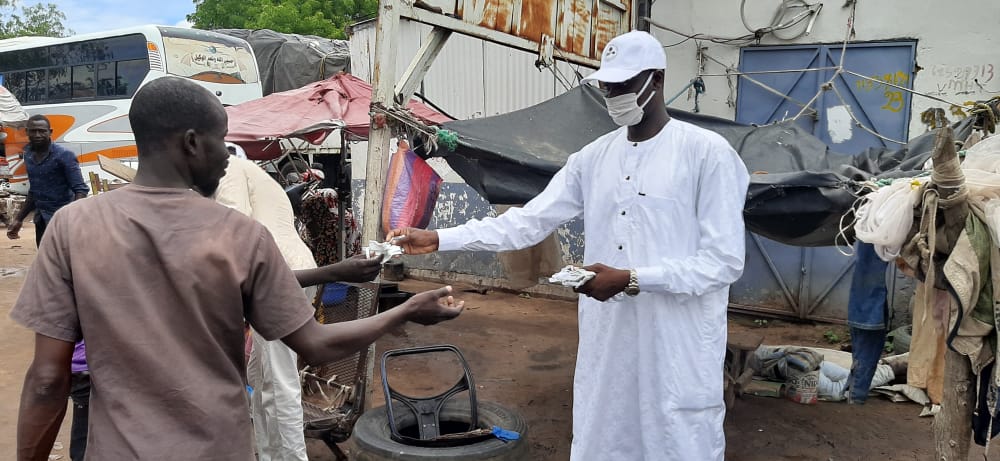 Tchad : des jeunes distribuent des masques dans les parcs de voyage à N'Djamena. © Abakar Chérif/Alwihda Info