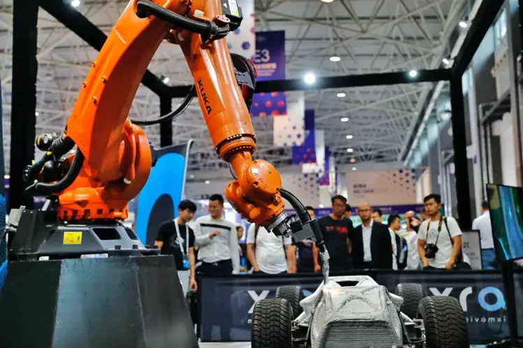 Photo shows a robotic arm exhibited at the China International Big Data Industry Expo on May 26, 2019. The robotic arm has been applied in many automobile manufacturing industries. Photo by Luo Jia/People’s Daily Online