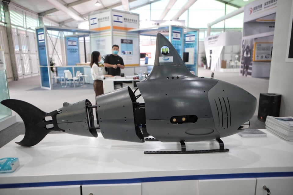 Photo shows a robot in the shape of a shark exhibited at the service robot exhibition area of the 2020 China International Fair for Trade in Services (CIFTIS). The robot is able to carry out operations on ocean exploration. (Photo/The Beijing News) Photo shows a robot in the shape of a shark exhibited at the service robot exhibition area of the 2020 China International Fair for Trade in Services (CIFTIS). The robot is able to carry out operations on ocean exploration. (Photo/The Beijing News)