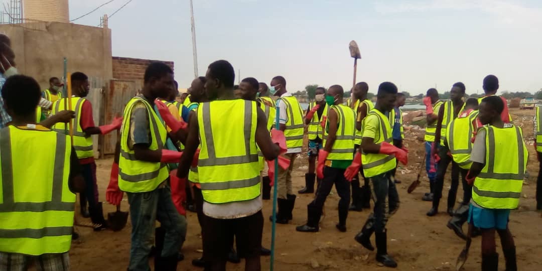 Tchad : face aux inondations, des jeunes se mobilisent pour une action de salubrité à Dembé. © Mahamat Abdramane Ali Kitire/Alwihda Info Tchad : face aux inondations, des jeunes se mobilisent pour une action de salubrité à Dembé. © Mahamat Abdramane Ali Kitire/Alwihda Info