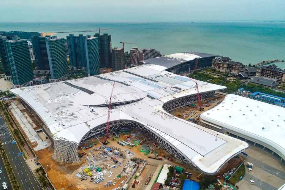 Photo taken on April 2 shows the construction site of the second phase of the Hainan International Convention and Exhibition Center project. Photo by Wang Chenglong/People’s Daily Online