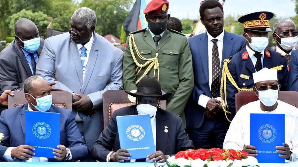 Signature de l'accord de paix inter-soudanais à Juba le 3 janvier 2020, en présence de plusieurs personnalités. © REUTERS - JOK SOLOMUN