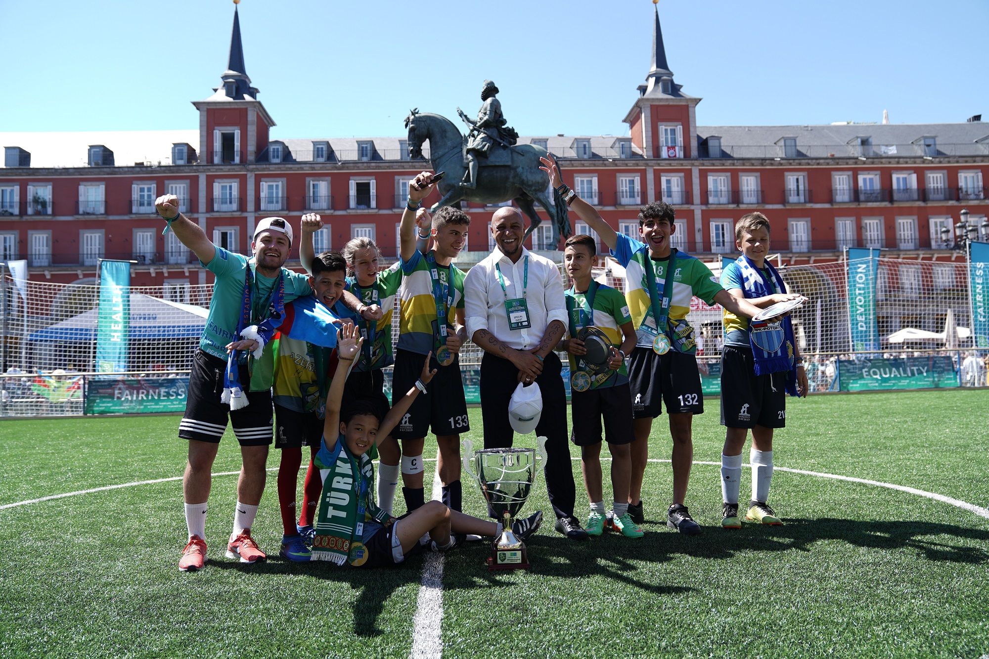 Roberto Carlos est devenu l'ambassadeur Mondial du "Football pour l'amitié". © Football for Friendship