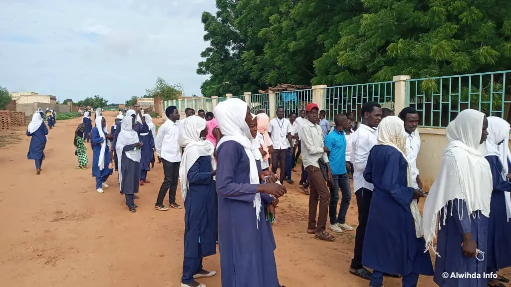 Des lycéens devant un centre d'examen du baccalauréat de Goz Beida, au Tchad, le 17 août 2020. Illustration © Mahamat Issa Gadaya/Alwihda Info