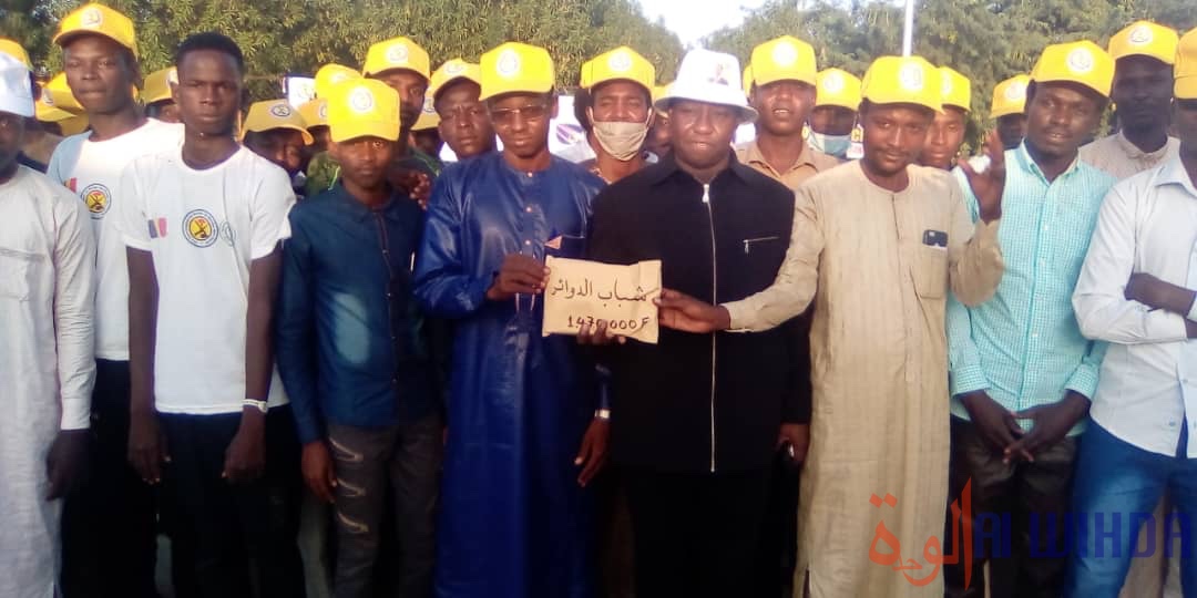 Tchad : des jeunes d'Abéché reçoivent des fonds pour appuyer la sensibilisation sur le recensement. © Mahamat Abdramane Ali Kitire/Alwihda Info