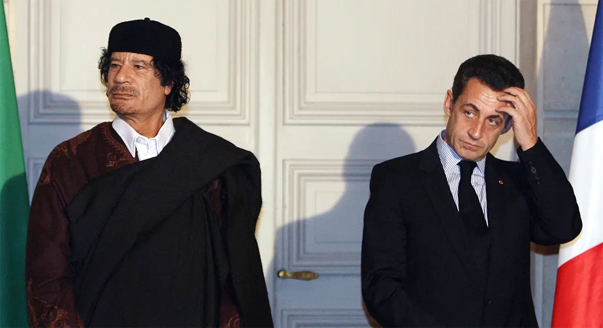 Kadhafi (gauche) et Sarkozy en 2017. © Jacky Naegelen/Reuters