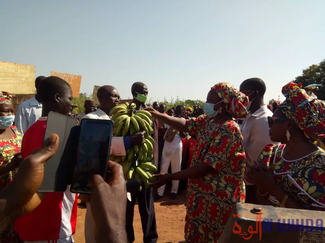 Tchad : la secrétaire d'État Alixe Naïmbaye offre 10 forages et un collège à des villages. © Golmem Ali/Alwihda Info