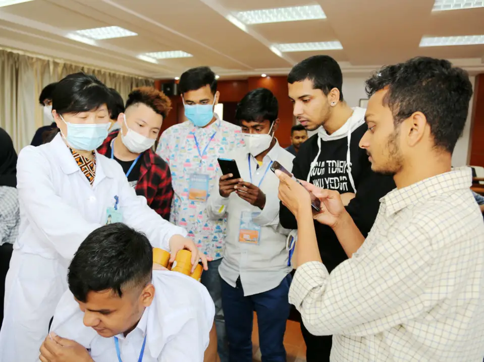 International students of Nantong Vocational College of Science & Technology learn about traditional Chinese medicine, Nantong, East China’s Jiangsu Province, May 23. Photo by Feng Kaimin/People’s Daily Online