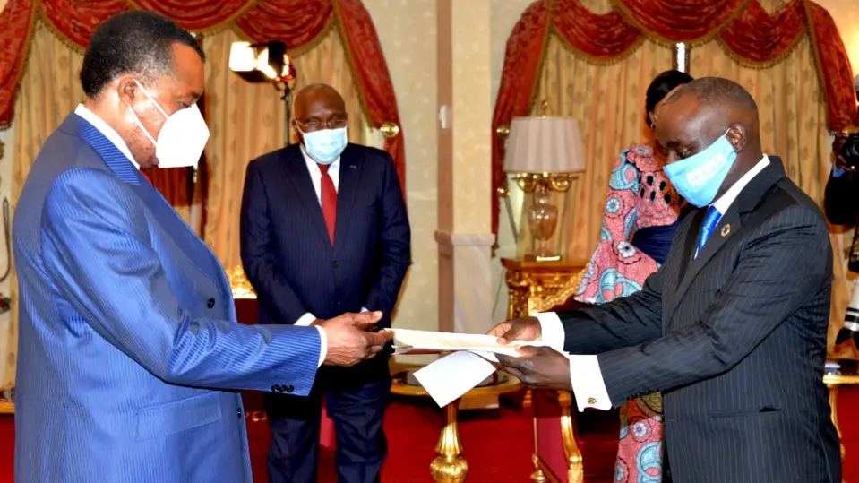 Le diplomate Mburu Chris Ndungu( à droite) présentant se lettres de créances