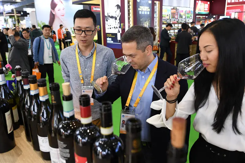 Buyers taste wine exhibited in the Food and Agricultural Products exhibition area of the 2nd CIIE on Nov. 9, 2019. Photo by Weng Qiyu/People’s Daily Online