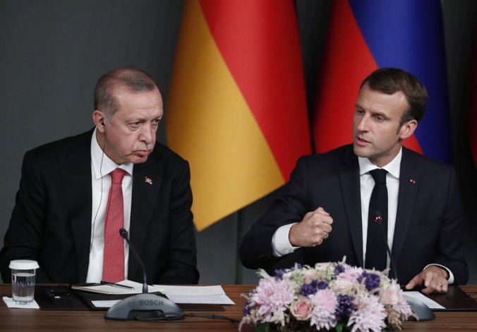 Recep Tayyip Erdogan et Emmanuel Macron lors du sommet sur la Syrie à Istanbul, le 27 octobre 2018. (Archives EPA)