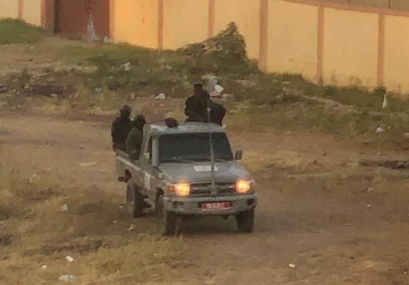 Un véhicule de l'unité anti-terroriste positionné en face du domicile de Saleh Kebzabo, lundi 2 novembre 2020. © Twitter/S.Kebzabo