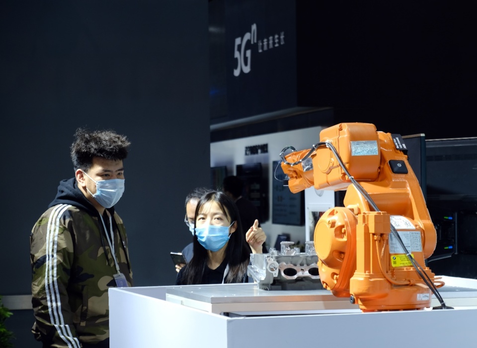 BMW Brilliance, a joint venture between the BMW Group and Brilliance China Automotive Holdings Ltd., displays its 5G products at the Global Industrial Internet Conference which kicked off in Shenyang, northeast China's Liaoning province on Oct. 18. Photo by Huang Jinkun, People's Daily Online