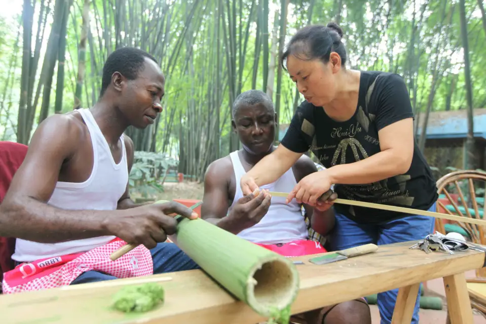 African trainees learn to make bamboo filaments under the instruction of a Chinese craftsman (right) in Qingshen county, dubbed as “International Bamboo City” in southwest China’s Sichuan province, Aug. 18, 2016. (Photo by Yao Yongliang/People’s Daily Online)