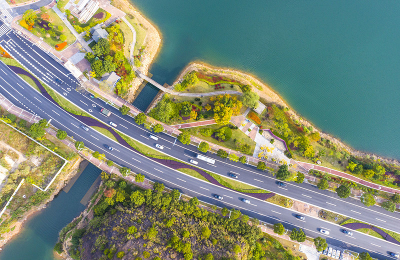 Photo taken on Oct. 30 shows a picturesque autumn view of an express road in Chun’an, east China’s Zhejiang province. Photo by Wang Jiancai/People’s Daily Online Photo taken on Oct. 30 shows a picturesque autumn view of an express road in Chun’an, east China’s Zhejiang province. Photo by Wang Jiancai/People’s Daily Online