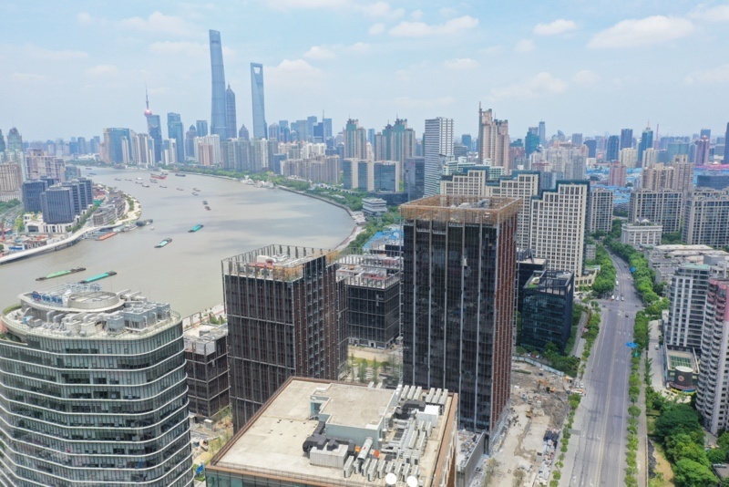 An aerial photo taken on May 22 shows the construction site of an office building project at the Binjiang Avenue in Pudong, Shanghai. The project represents the largest commercial building complex along Binjiang Avenue. Photo by Shen Chunchen/People's Daily Online