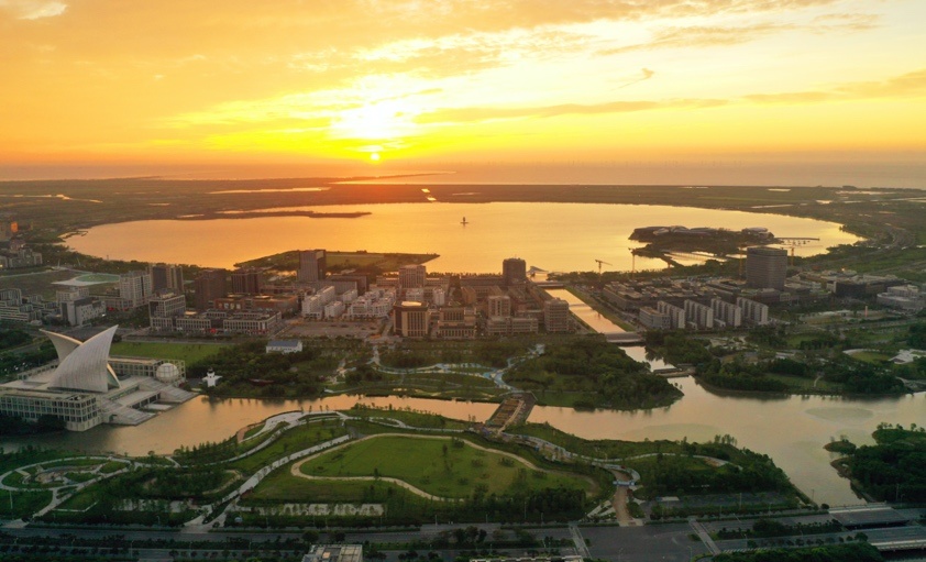 Photo taken on July 30 shows the downtown of Lingang Special Area around the Dishui Lake, Shanghai. Photo by Ji Haixin/People’s Daily Online