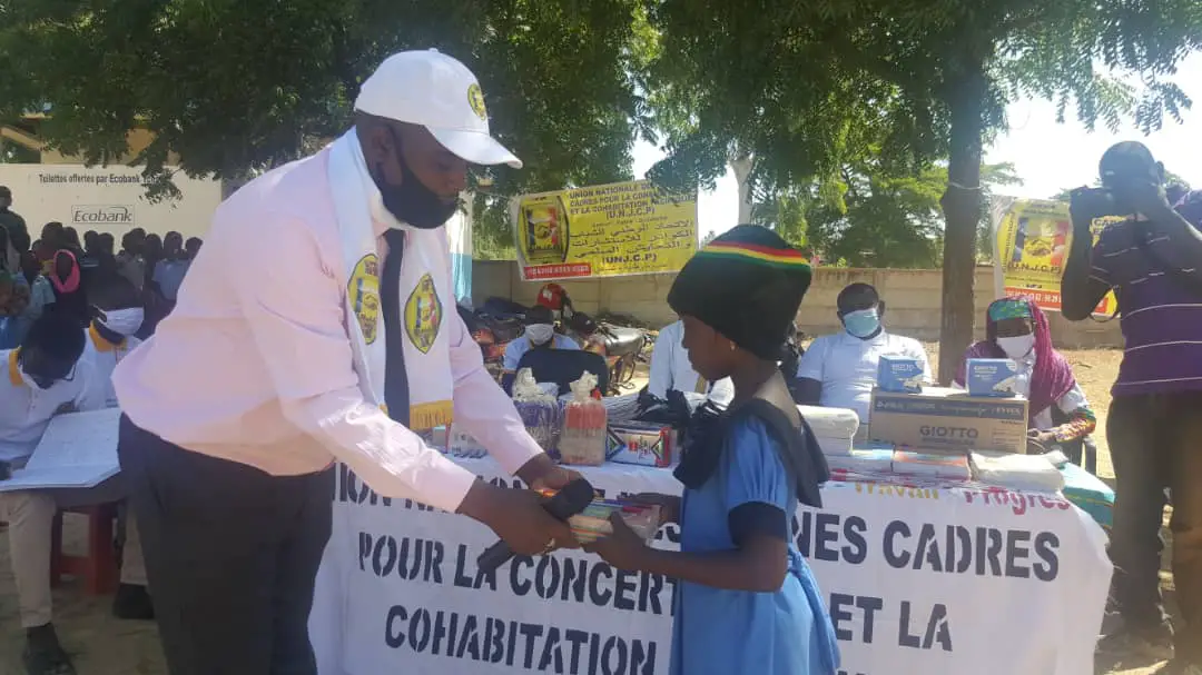 Tchad : des kits scolaires offerts à des enfants orphelins de SOS Village