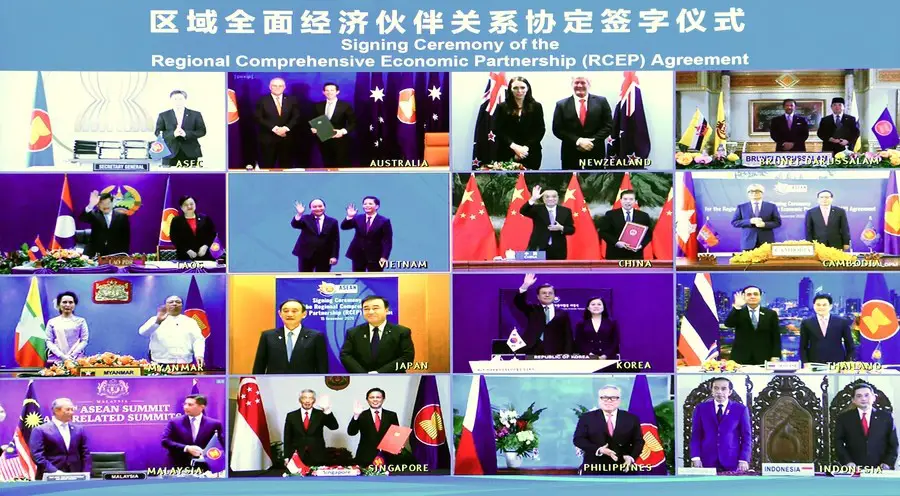 Chinese Premier Li Keqiang and leaders of other countries attend the signing ceremony of the Regional Comprehensive Economic Partnership (RCEP) agreement after the fourth RCEP Summit, which is held via video link, Nov. 15, 2020. (Xinhua/Zhang Ling)