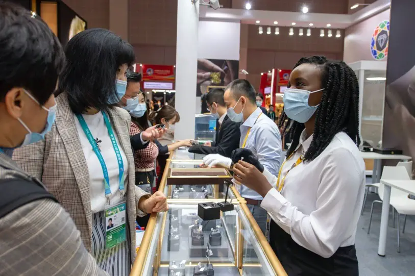 Exhibitor from South Africa introduces diamond product to visitors at CIIE on November 8. Photo by Weng Qiyu/People’s Daily Online