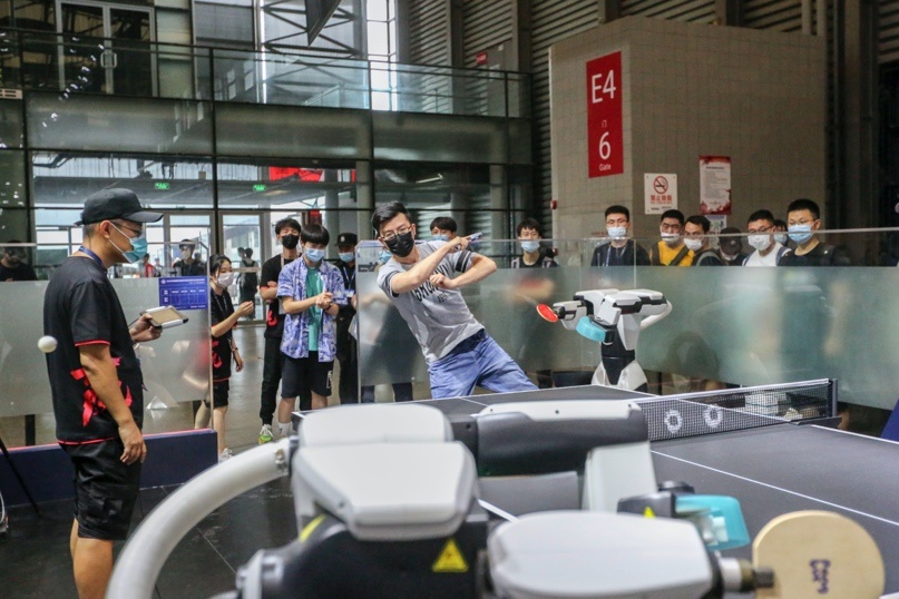 A visitor plays table tennis with a ping-pong robot Pong-bot at the ChinaJoy game event in Shanghai, July 31. (Photo by Wang Chu/People’s Daily Online) A visitor plays table tennis with a ping-pong robot Pong-bot at the ChinaJoy game event in Shanghai, July 31. (Photo by Wang Chu/People’s Daily Online)