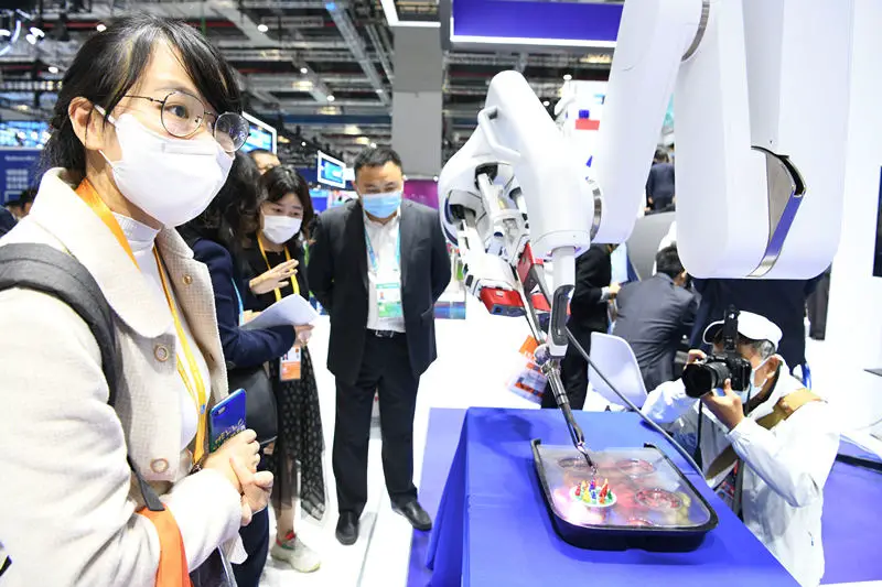 The Medical Equipment & Healthcare Products section of the third China International Import Expo (CIIE) is crowded, Nov. 5. (Photo by Chen Bin/People’s Daily Online)
