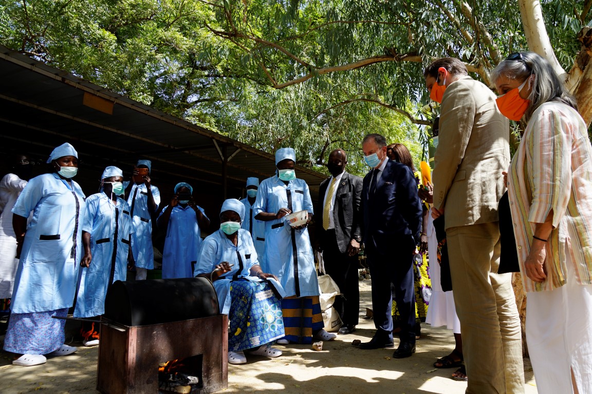 Des farines infantiles pour lutter contre la malnutrition au Tchad. © WFP/Maria Gallar