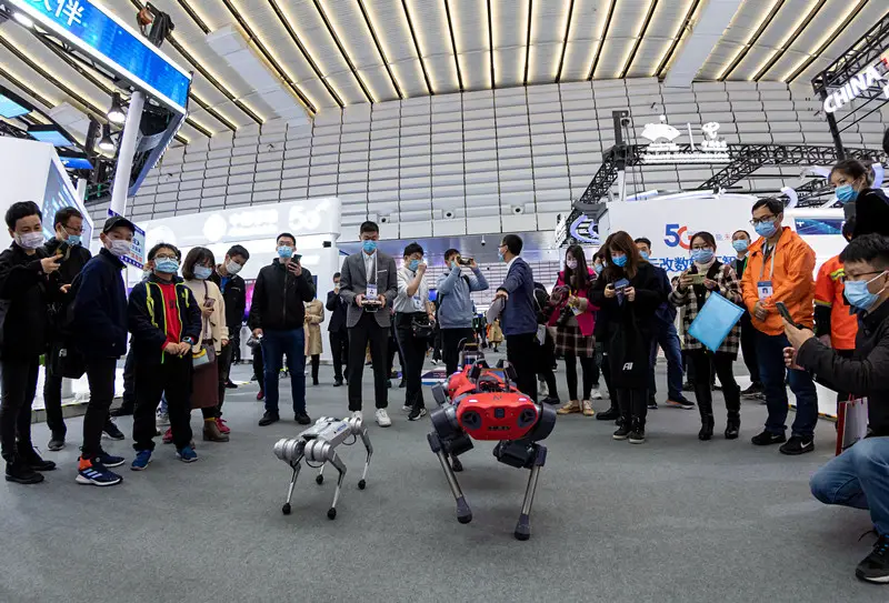 Visitors watch the performances of autonomous four-legged robots, which are capable of carrying out various inspection tasks, at the Light of Internet Expo of the 2020 World Internet Conference (WIC), Nov. 22. (Photo by Zhai Huiyong/People's Daily Online)