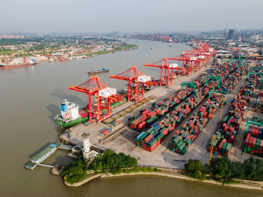 Photo taken on June 7 shows a busy port and ships on the Huangpu River, Baoshan district in east China’s Shanghai. (Photo by Wang Yuning/People’s Daily Online) Photo taken on June 7 shows a busy port and ships on the Huangpu River, Baoshan district in east China’s Shanghai. (Photo by Wang Yuning/People’s Daily Online)