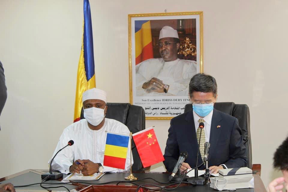 Le ministre de la santé Dr. Adboulaye Sabre (gauche) et l'ambassadeur de Chine au Tchad, Li Jinjin. © Min.Santé Le ministre de la santé Dr. Adboulaye Sabre (gauche) et l'ambassadeur de Chine au Tchad, Li Jinjin. © Min.Santé
