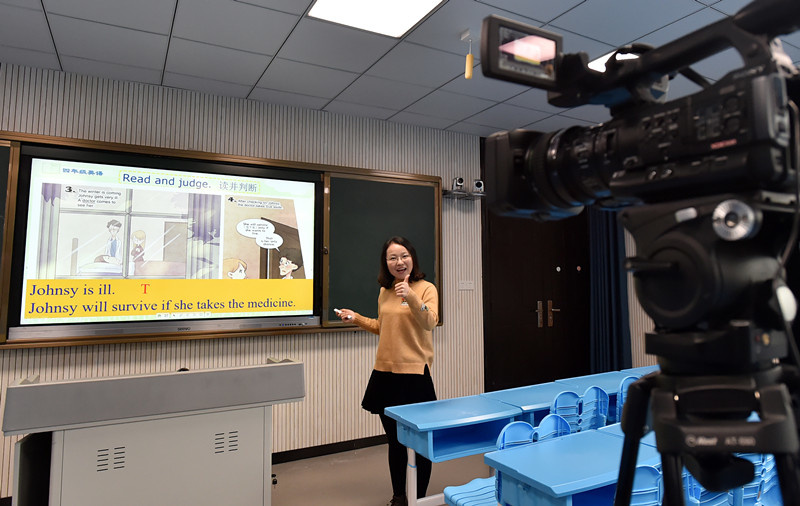 Zhu Haihua, a teacher from Yangzhou, east China's Jiangsu province, records an online English course for grade-4 students, March 1. (Photo by Zhuang Wenbin/People's Daily Online) Zhu Haihua, a teacher from Yangzhou, east China's Jiangsu province, records an online English course for grade-4 students, March 1. (Photo by Zhuang Wenbin/People's Daily Online)