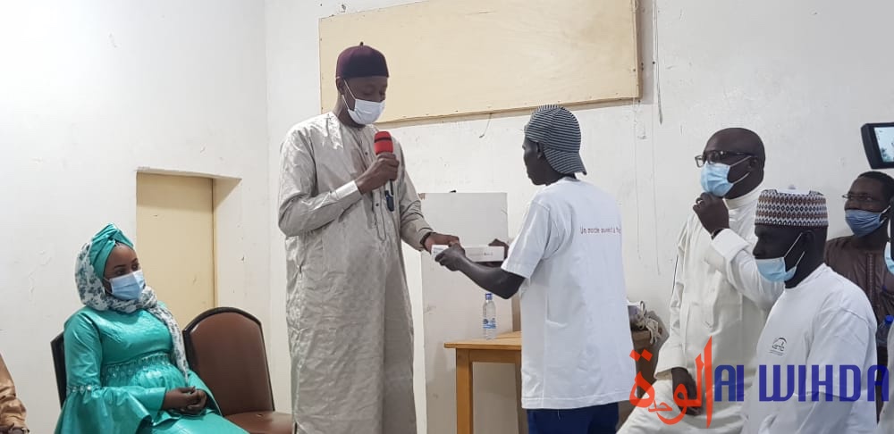 Tchad : l'ADETIC offre des tablettes numériques à des jeunes de la ville de Bol Tchad : l'ADETIC offre des tablettes numériques à des jeunes de la ville de Bol