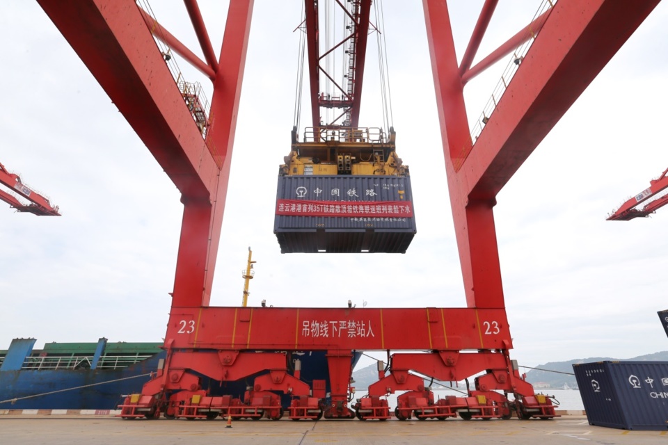 Lianyungang port in east China's Jiangsu province sees its first multimodal freight train that carries open top containers depart, June 30. The train makes it possible to transport coal products with railway containers on sea routes. Photo by Wang Jianmin/People's Daily Online Lianyungang port in east China's Jiangsu province sees its first multimodal freight train that carries open top containers depart, June 30. The train makes it possible to transport coal products with railway containers on sea routes. Photo by Wang Jianmin/People's Daily Online