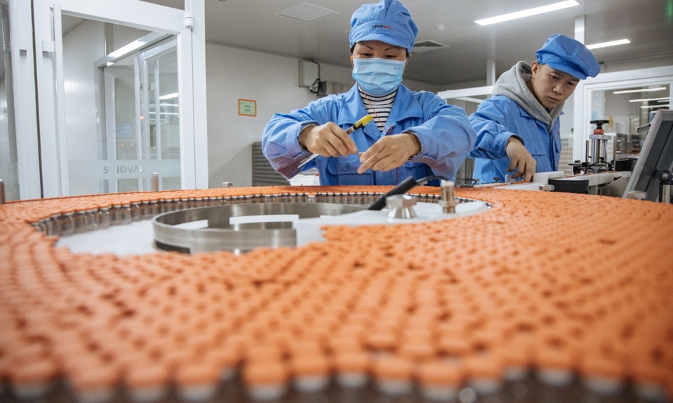 Quality inspectors on Sinovac vaccine production lines use digital technology platforms to monitor the quality and efficiency of vaccine packaging on December 20. Photos: Li Hao/Global Times