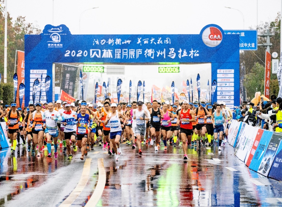 Photo shows runners participating in a marathon in Quzhou, east China's Zhejiang province, Nov. 22. With four competition items including full marathon, half marathon, mini marathon and family run, the event attracted 12,000 Chinese contestants. (Photo by Shi Jiamin/People's Daily Online) Photo shows runners participating in a marathon in Quzhou, east China's Zhejiang province, Nov. 22. With four competition items including full marathon, half marathon, mini marathon and family run, the event attracted 12,000 Chinese contestants. (Photo by Shi Jiamin/People's Daily Online)