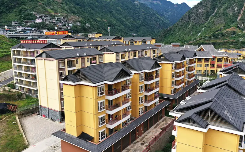 Photo taken on Oct. 8 shows the Weilaba Zhuhai residential compound, a poverty-relief relocation site in Daxingdi town, Lushui city, Nujiang Lisu autonomous prefecture, southwest China’s Yunnan province. Built with the help from Zhuhai city in south China’s Guangdong province, the compound, with 815 apartments of 79 buildings, houses over 2,200 people from 681 households of Lisu people. (Photo by Li Jianqiang/People’s Daily Online)