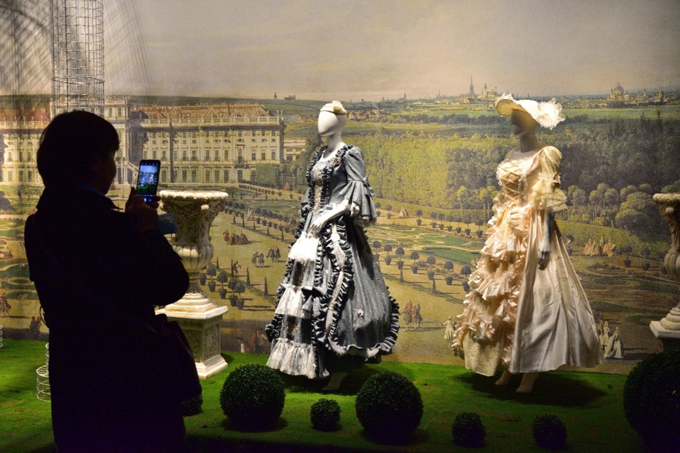 The exhibition includes silk and textile relics from across history in both Eastern and Western styles. Zhou Dongchao / People’s Daily Online The exhibition includes silk and textile relics from across history in both Eastern and Western styles. Zhou Dongchao / People’s Daily Online