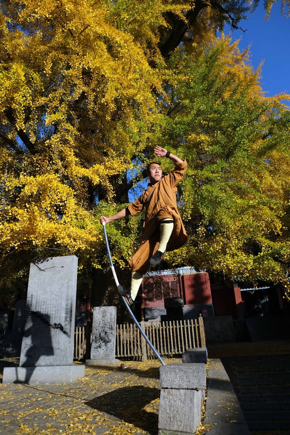 A monk of Shaolin Temple practicing Kung Fu. Huang Jinkun / People’s Daily Online