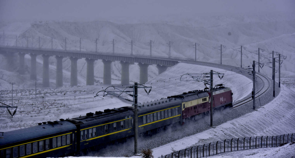 A comprehensive inspection train runs through the Altun Mountains in trial operation of Golmud-Korla railway, Nov. 24. (Photo by Chen Jianfei/People's Daily Online)
