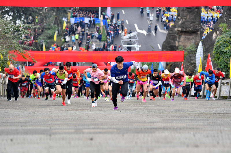 People attend a climbing contest to celebrate the New Year in southwest China’s Chongqing municipality, Dec. 30. (Photo by He Kui/People’s Daily Online)