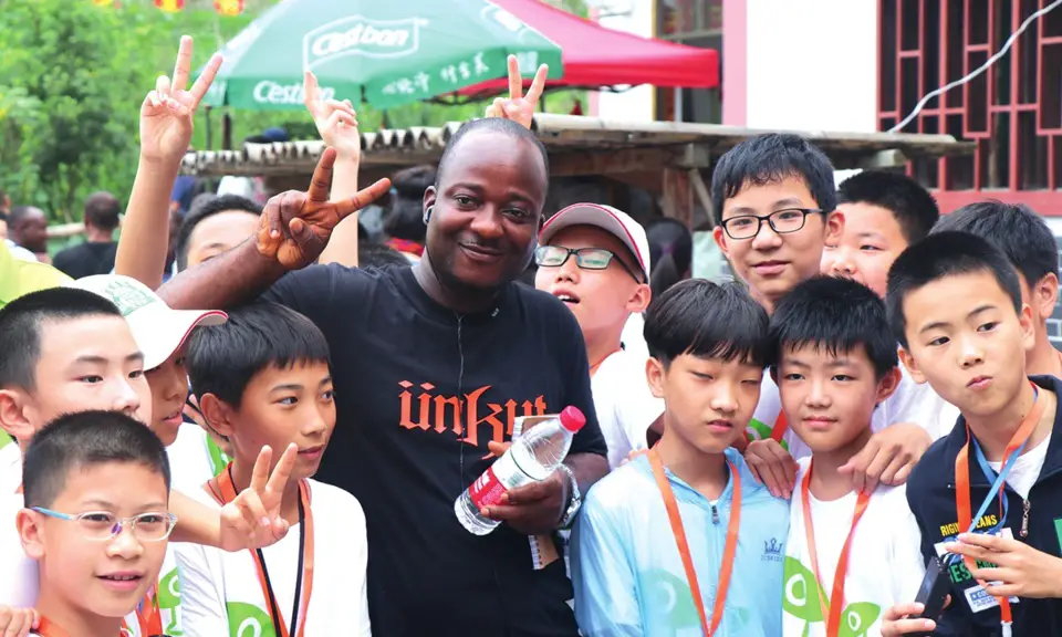 An African diplomat poses with local children while visiting Jinggangshan, Jiangxi Province in summer 2018. Photo: Courtesy of Jinggangshan government
