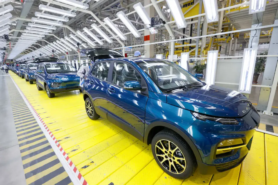 New energy vehicles are assembled at a workshop of Dayun Automobile Co., ltd. in Yuncheng, north China's Shanxi province, Dec. 14, 2020. (Photo by Yan Xin/People's Daily Online)
