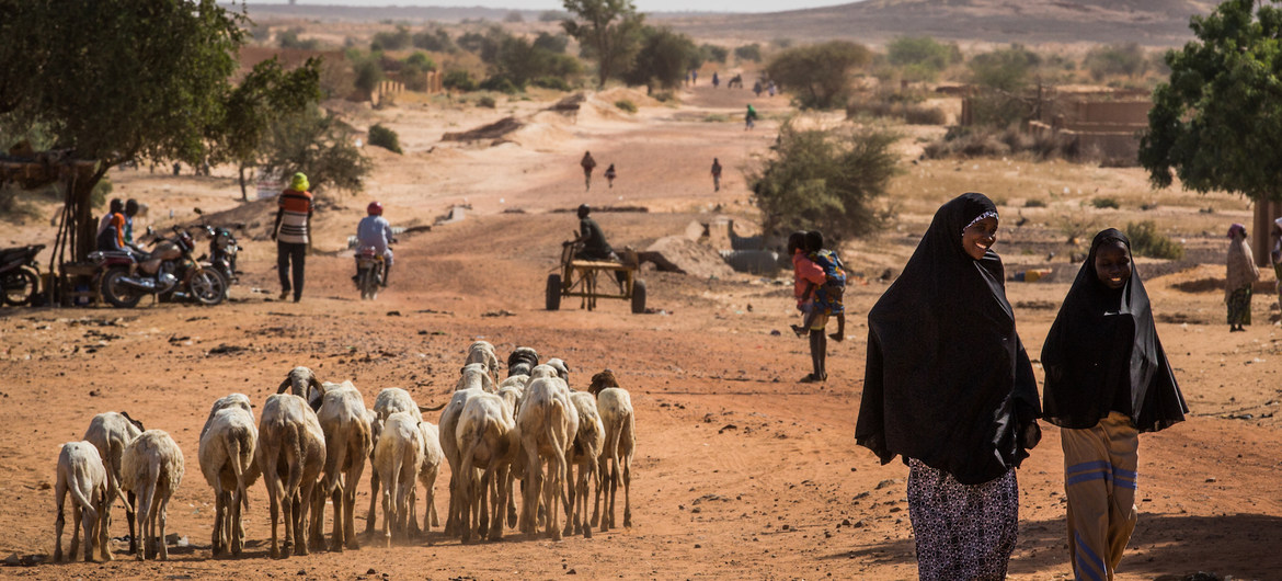 Des civils marchent sur une route dans la région de Tillaberi, à l’ouest du Niger. © UNICEF/Vincent Tremeau