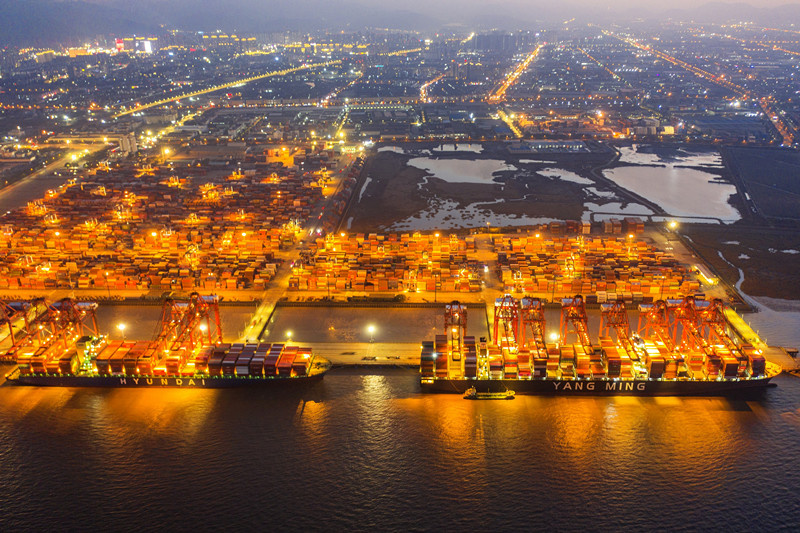 La photo prise le 2 janvier 2021 montre une scène animée dans la zone portuaire de Beilun du port de Ningbo-Zhoushan, dans la province du Zhejiang, à l'est de la Chine. (Photo de Yao Feng/People's Daily Online) La photo prise le 2 janvier 2021 montre une scène animée dans la zone portuaire de Beilun du port de Ningbo-Zhoushan, dans la province du Zhejiang, à l'est de la Chine. (Photo de Yao Feng/People's Daily Online)