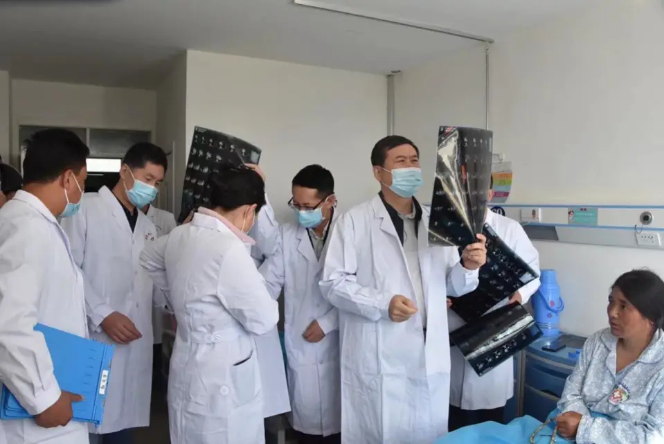Doctors check medical images of patients. (Photo provided by Qinghai University Affiliated Hospital)