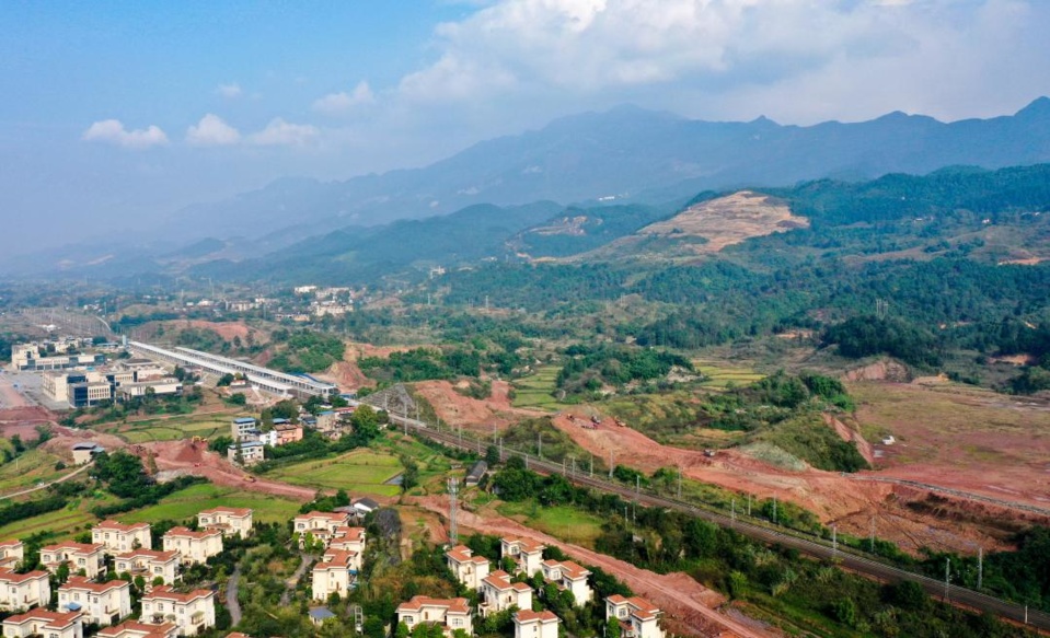 Photo taken on Nov. 6, 2020 shows a national-level comprehensive freight yard under construction in Gaoxing township, southwest China's Sichuan province. (Photo by Qiu Haiying/People's Daily Online)