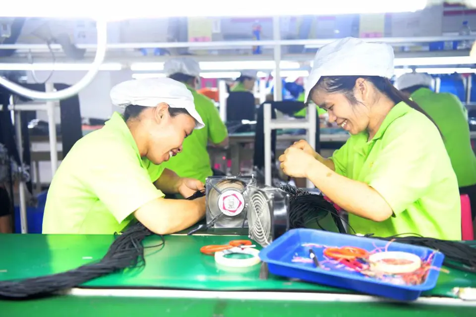 Female workers work in a poverty alleviation workshop of an electronic plant in Luocheng Mulao autonomous county, south China's Guangxi Zhuang autonomous region, June 12, 2020. (Photo by Meng Zengshi/People's Daily Online)