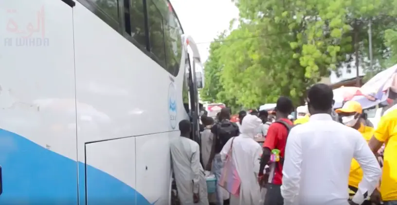 Un bus de transport au Tchad. Illustration © Kelvin Djetoyo/Alwihda Info